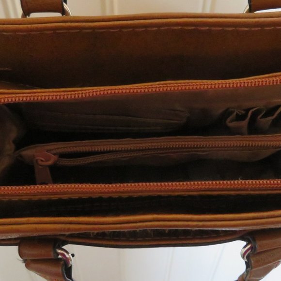 BUENO Shoulder Handbag Medium Size (681) - Picture 8 of 9